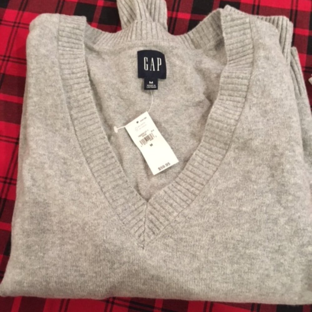 NWT Gap Cashsoft V-Neck Sweater, Medium, Grey Heather